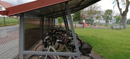 Nowa wiata rowerowa w szkole przy budynku w Nowej Wsi Ujskiej